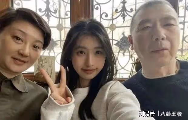 大瓜!馮小剛女兒曬合影,徐朵自曝隨母姓,名為養女實則是私生女