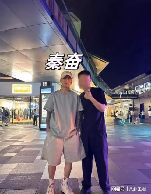 秦奮久居日本後首露面!疑回國看孩子!真人很矮身高不足一米六