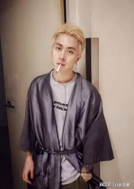 秦奮久居日本後首露面!疑回國看孩子!真人很矮身高不足一米六