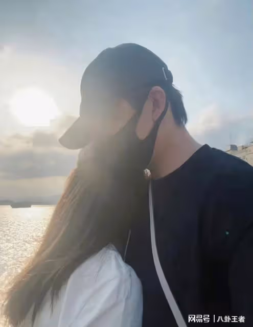 楊冪哭暈!俞灝明公開戀情!曬和女友擁抱照片,稱她是世間的美麗