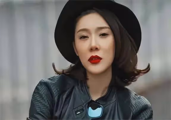 李澤楷為她意亂情迷，林丹為她不顧家庭，她的魔力究竟在哪？