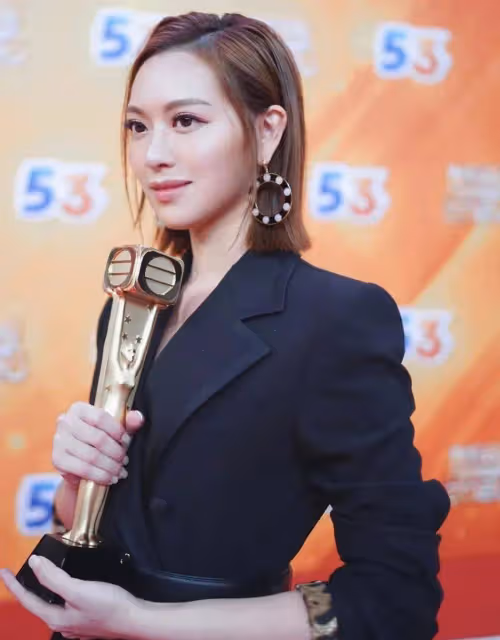 TVB港姐冠軍穿性感婚紗當伴娘,被指喧賓奪主,曾與多名富二代傳緋聞