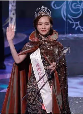 TVB港姐冠軍穿性感婚紗當伴娘,被指喧賓奪主,曾與多名富二代傳緋聞