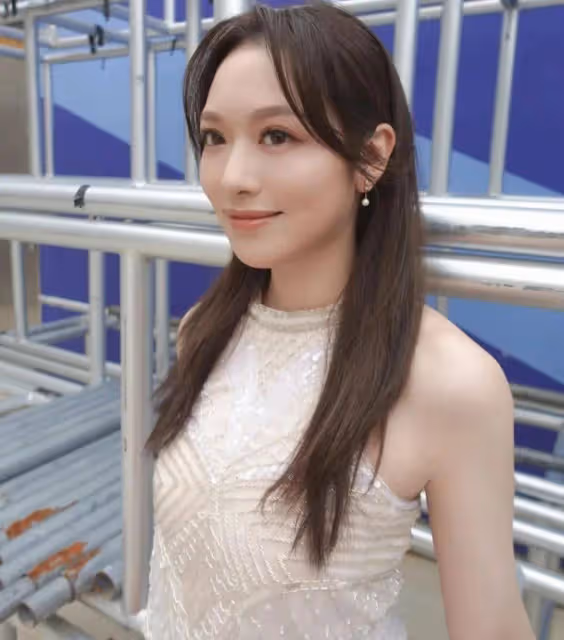 TVB港姐冠軍穿性感婚紗當伴娘,被指喧賓奪主,曾與多名富二代傳緋聞