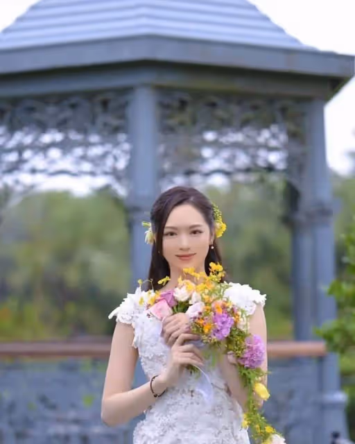 TVB港姐冠軍穿性感婚紗當伴娘,被指喧賓奪主,曾與多名富二代傳緋聞