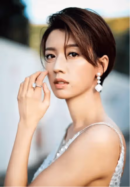 TVB力捧花旦出道十年,緋聞男友多達十六位,如今無戲可拍,積極扭轉負評