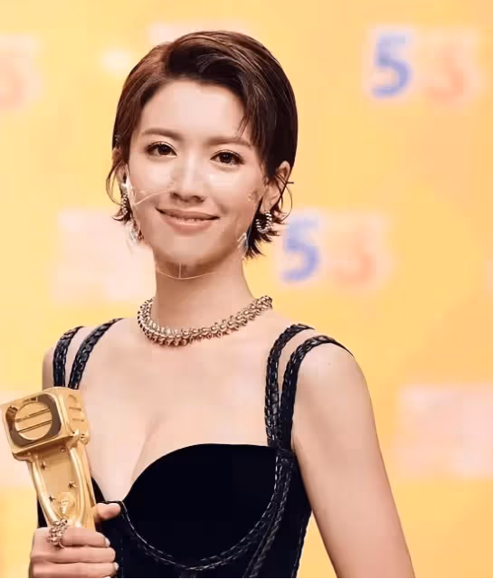 TVB力捧花旦出道十年,緋聞男友多達十六位,如今無戲可拍,積極扭轉負評