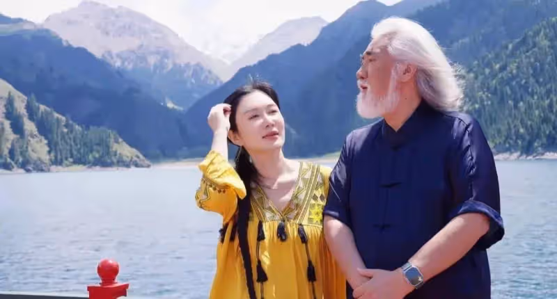 張紀中太寵妻,為老婆牽駱駝游新疆,網友十分羨慕,口碑越來越好