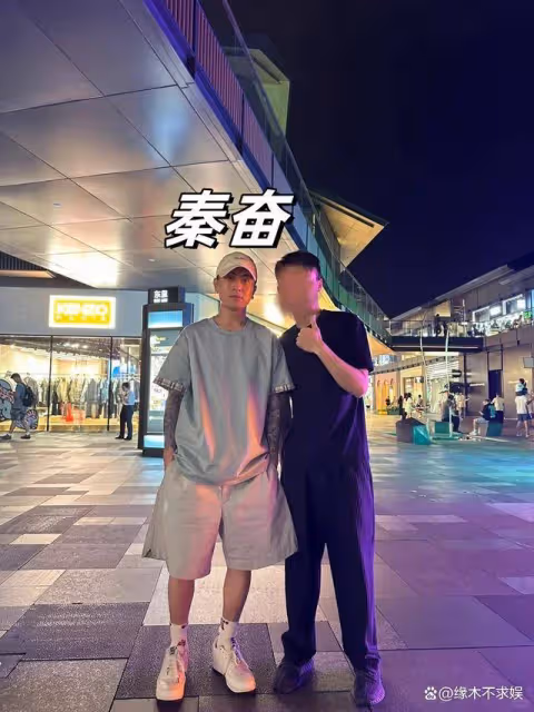 秦奮久居日本罕露面!成都太古里被偶遇,穿搭時髦身高惹質疑!