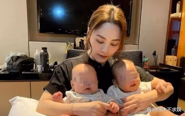 秦奮久居日本罕露面!成都太古里被偶遇,穿搭時髦身高惹質疑!