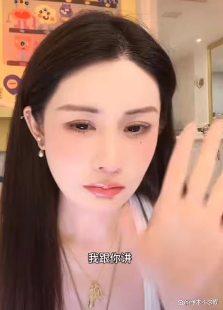秦奮久居日本罕露面！成都太古里被偶遇，穿搭時髦身高惹質疑！