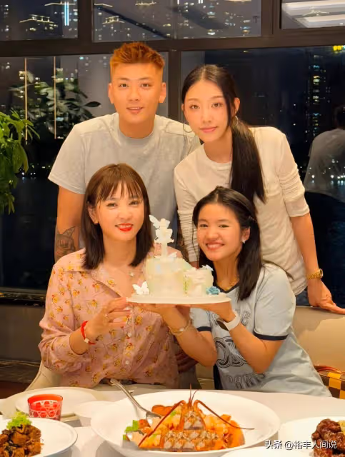 網紅李勒優生日黃浦江邊慶祝!已實現跨階級,哥哥崔晉暖心告白