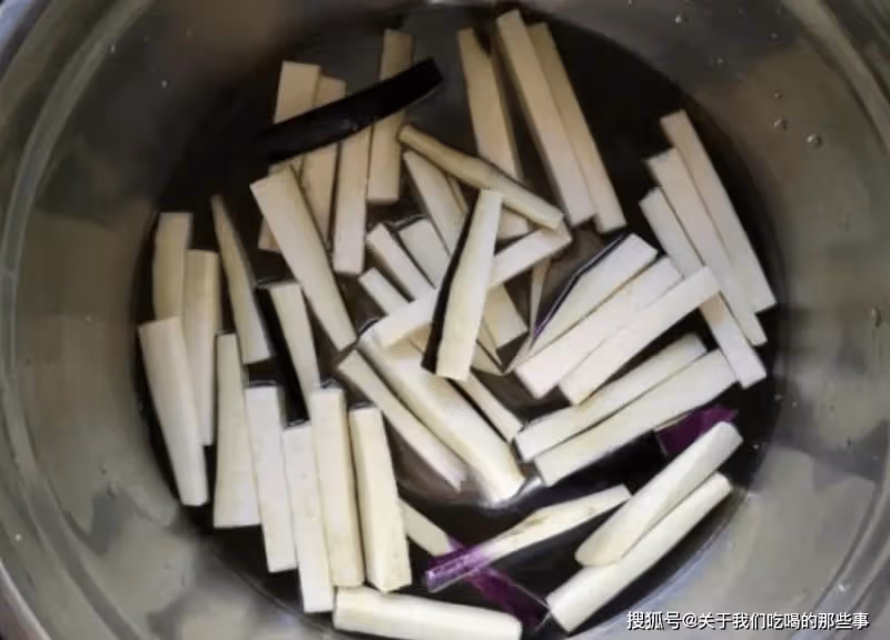 蒸茄子時,不要直接上鍋蒸,多加一步,茄子不發黑,鮮嫩有食慾