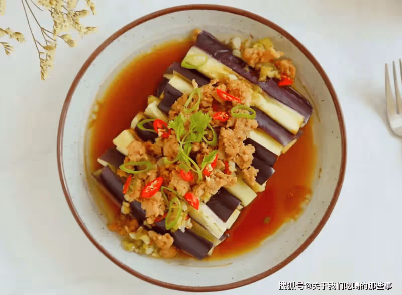 蒸茄子時,不要直接上鍋蒸,多加一步,茄子不發黑,鮮嫩有食慾