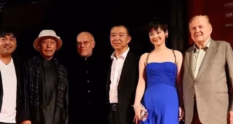 這一次的梅婷徹底放飛了!47歲剪短髮不夠還穿弔帶裙,媚到認不出