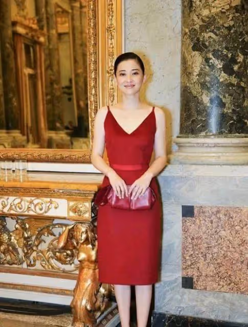 這一次的梅婷徹底放飛了!47歲剪短髮不夠還穿弔帶裙,媚到認不出