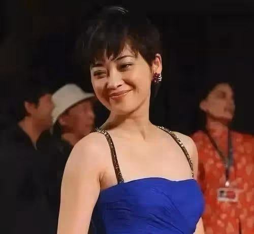 這一次的梅婷徹底放飛了!47歲剪短髮不夠還穿弔帶裙,媚到認不出