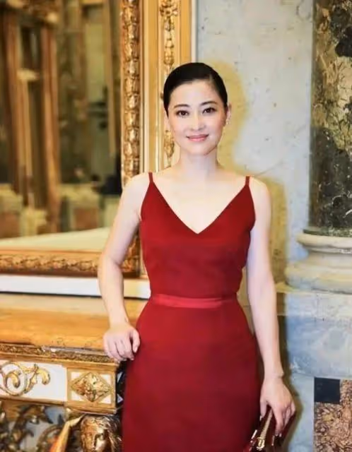這一次的梅婷徹底放飛了！47歲剪短髮不夠還穿弔帶裙，媚到認不出