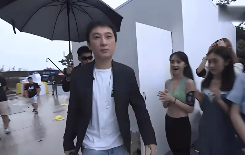 黃一鳴賺大發了!女兒閃閃廣告接不停,把王思聰的流量成功轉化!