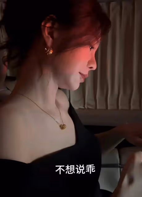 杜海濤騷操作驚呆網友,給金靖拍照追問沈夢辰好不好看,太顛了