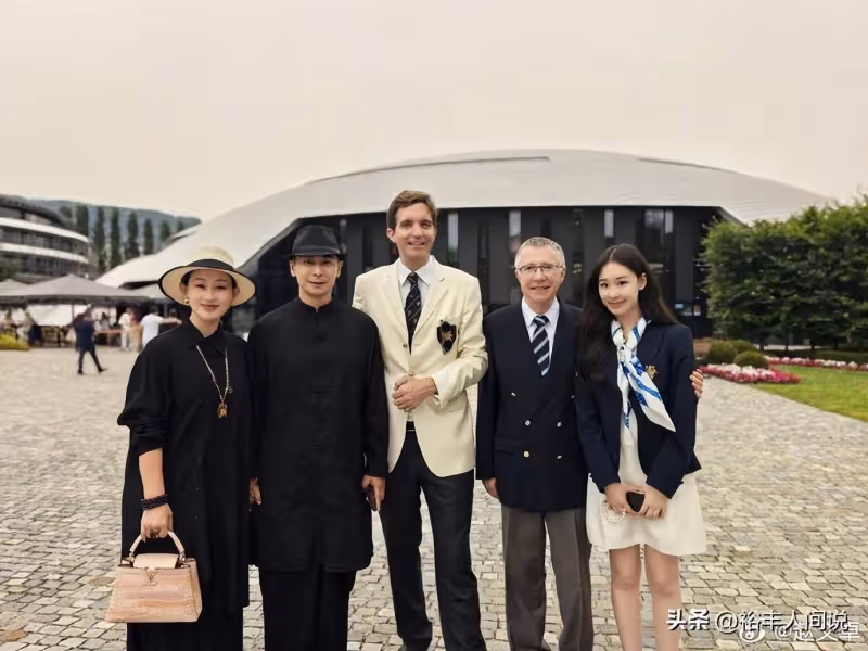 趙文卓接女兒回國過暑假!將其抱過頭頂爸爸力十足,一年學費90萬