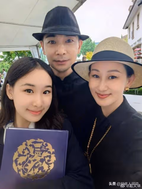 趙文卓接女兒回國過暑假!將其抱過頭頂爸爸力十足,一年學費90萬