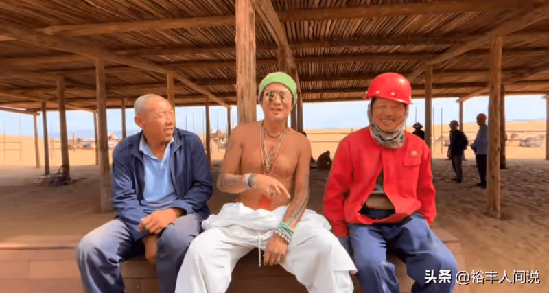 61歲孫興自嘲沒工作沙漠中開推土機!赤裸半身秀肌肉,女友是富婆
