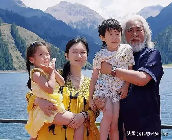 張紀中為妻子杜星霖牽駱駝秀恩愛,老年肚越來越大,臉曬得黢黑