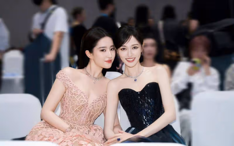 劉亦菲和唐嫣互曬親密合照,網友:她倆是85花這代最抗老的