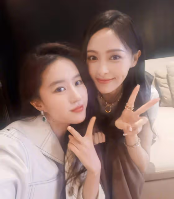 劉亦菲和唐嫣互曬親密合照,網友:她倆是85花這代最抗老的