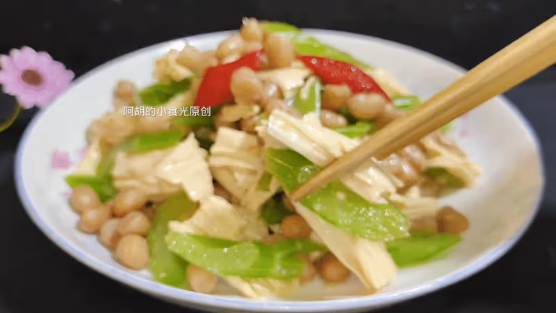 腐竹和它絕配,花錢不多吃得香!天熱經常拌一盤,一口清爽不膩、清香開胃