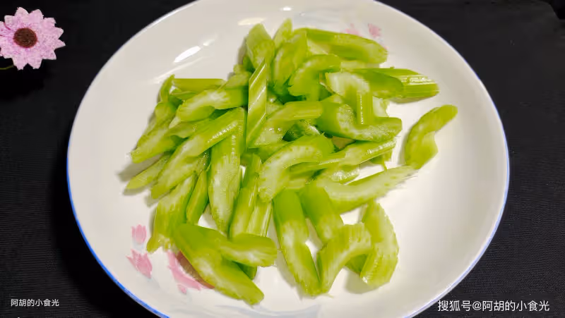 腐竹和它絕配,花錢不多吃得香!天熱經常拌一盤,一口清爽不膩、清香開胃