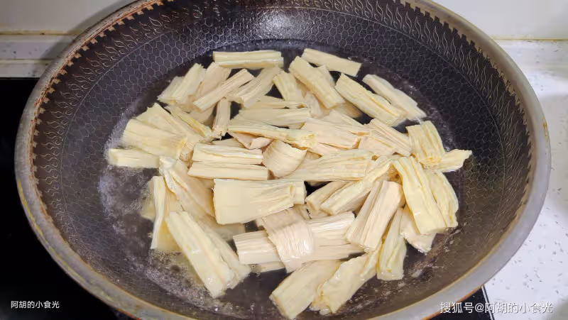 腐竹和它絕配,花錢不多吃得香!天熱經常拌一盤,一口清爽不膩、清香開胃