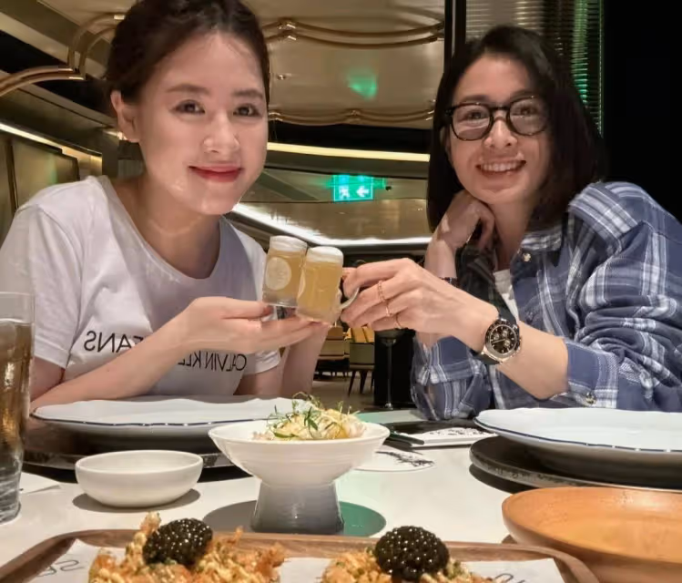 49歲佘詩曼為乾女兒餞行，兩人同框看上去像姐妹