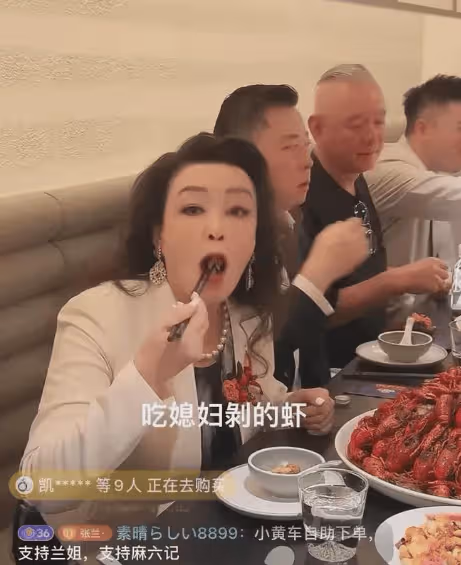 被汪小菲眼神笑暈了！張蘭落座，他看不上又管不了的眼神瞬間掃過