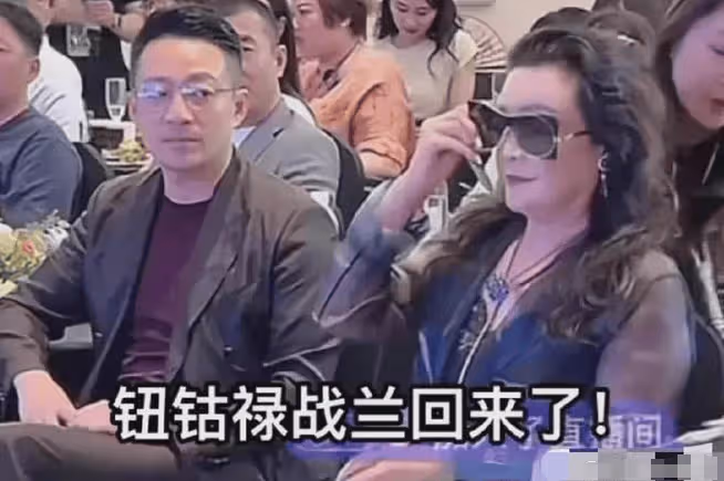 被汪小菲眼神笑暈了！張蘭落座，他看不上又管不了的眼神瞬間掃過