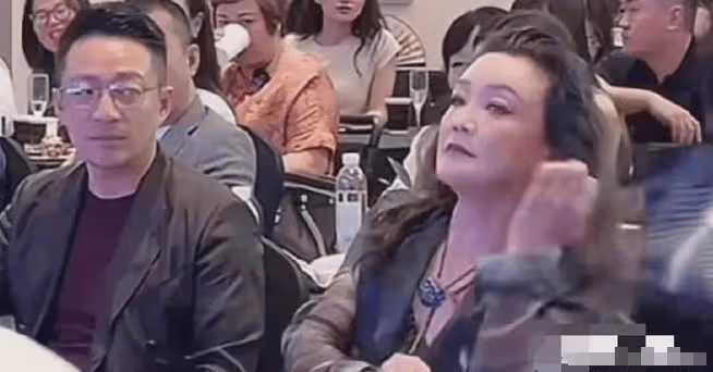 被汪小菲眼神笑暈了！張蘭落座，他看不上又管不了的眼神瞬間掃過