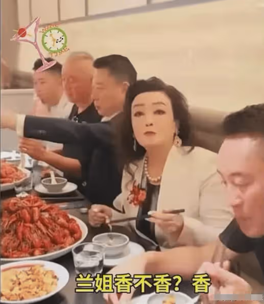 被汪小菲眼神笑暈了！張蘭落座，他看不上又管不了的眼神瞬間掃過