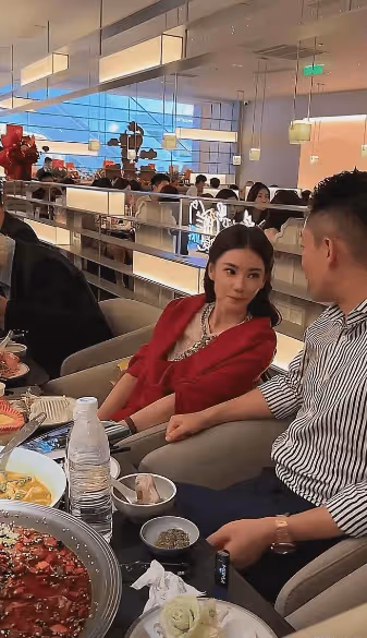 被汪小菲眼神笑暈了！張蘭落座，他看不上又管不了的眼神瞬間掃過