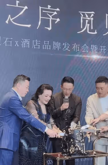 被汪小菲眼神笑暈了！張蘭落座，他看不上又管不了的眼神瞬間掃過
