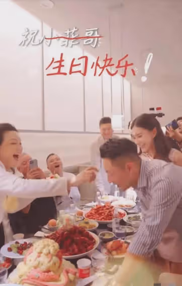 被汪小菲眼神笑暈了！張蘭落座，他看不上又管不了的眼神瞬間掃過