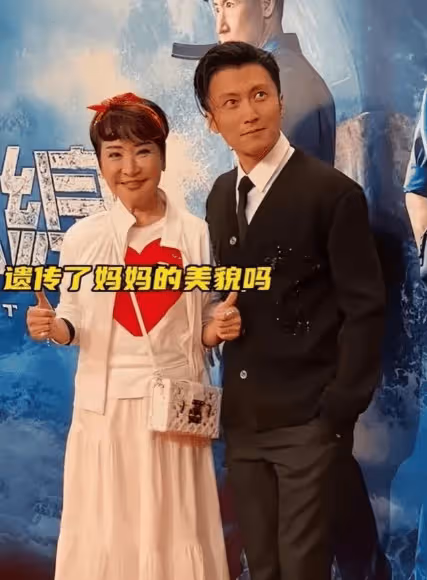 沒想到，謝霆鋒與73歲母親狄波拉同框，網友卻為他的大兒子可惜