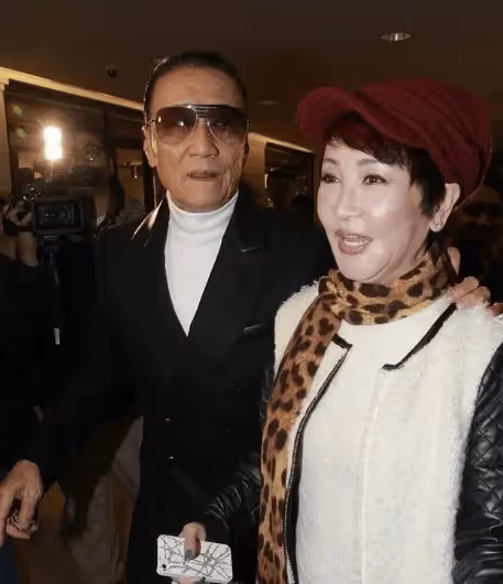 沒想到，謝霆鋒與73歲母親狄波拉同框，網友卻為他的大兒子可惜