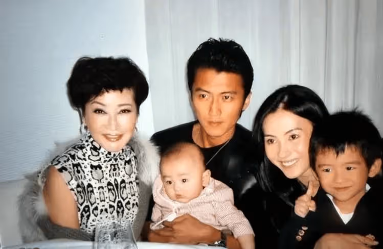沒想到，謝霆鋒與73歲母親狄波拉同框，網友卻為他的大兒子可惜