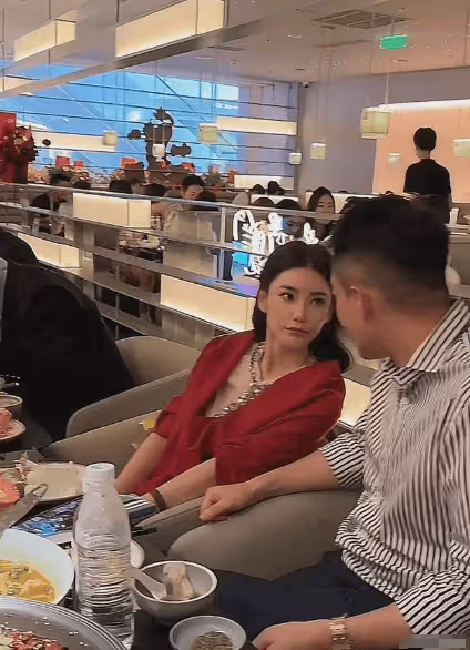 馬小梅坐著玩手機就行！不用直播帶貨，因為麻六記的發展快得驚人