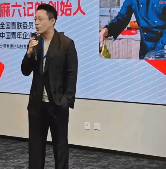 馬小梅坐著玩手機就行！不用直播帶貨，因為麻六記的發展快得驚人