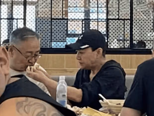 宋丹丹全家阿那亞遊玩被偶遇，丈夫頭髮花白抱孫好慈祥