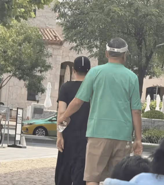 宋丹丹全家阿那亞遊玩被偶遇，丈夫頭髮花白抱孫好慈祥