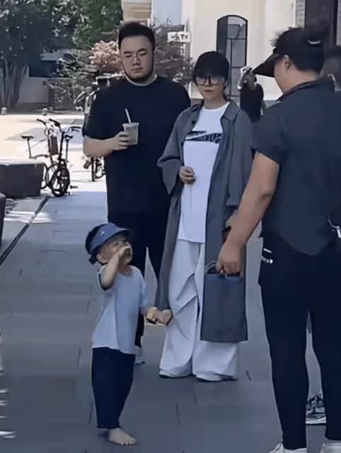 宋丹丹全家阿那亞遊玩被偶遇，丈夫頭髮花白抱孫好慈祥