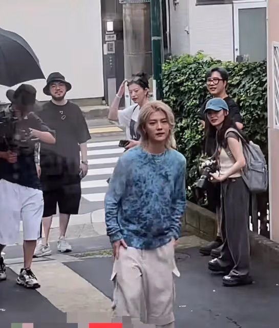 鹿晗日本被偶遇，金髮造型被說像尹正，身形消瘦有點佝僂著腰